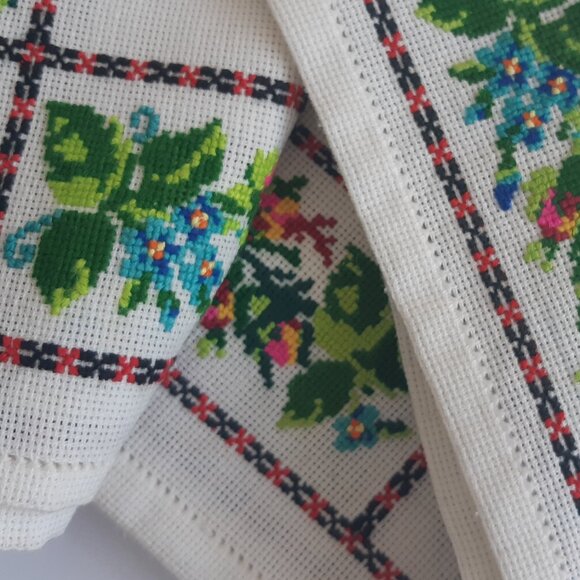 VTG Hand Embroidery Cross Stitch Roses Borders Tablecloth Table Topper 40"X31" - Picture 15 of 15